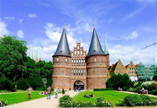 移民人士在德國獲得良好職業發展機會的前提是什么？